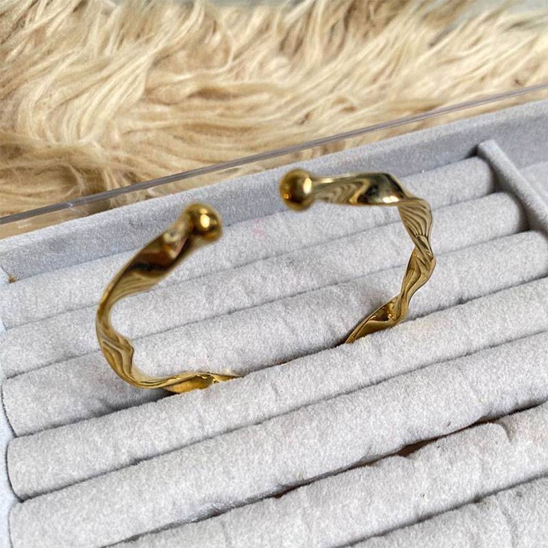 Gold-polished Twisted Bangle by Collection de Euphoria