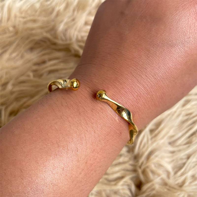 Gold-polished Twisted Bangle by Collection de Euphoria