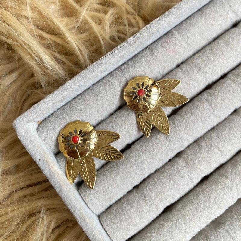 Gold-polished Laligurans Studs by Collection de Euphoria