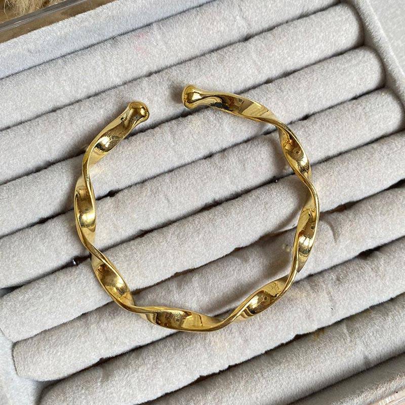 Gold-polished Twisted Bangle by Collection de Euphoria