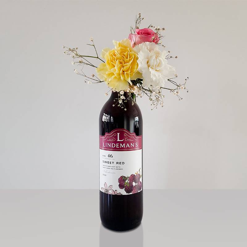Lindeman's Bin 46 Sweet Red Wine (750 ml) with Mini Floral Bouquet