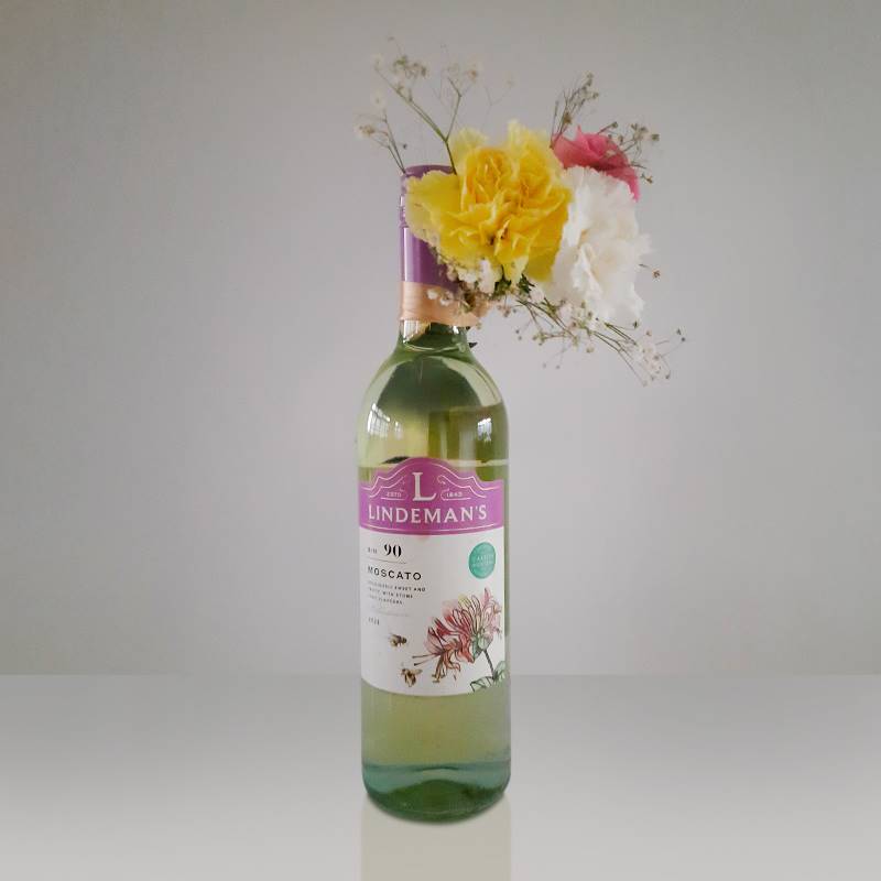 Lindeman's Bin 90 Moscato White Wine (750 ml) with Mini Floral Bouquet